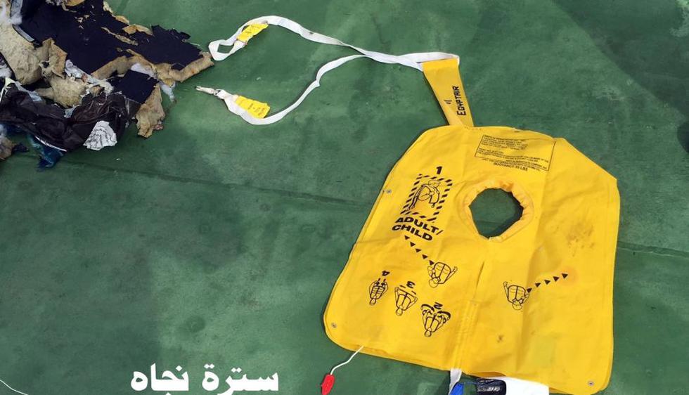 Las Fuerzas Armadas de Egipto publicaron las primeras imágenes de los restos del avión de Egyptair (Reuters).