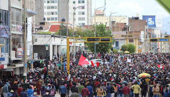 Reacción. Unas 8 mil personas se reunieron en el centro de Huancayo ante inacción del Gobierno. (Foto: GEC)