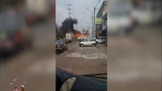 Lanzan 'mamarata' a un camión y se incendia en plena marcha [Video]