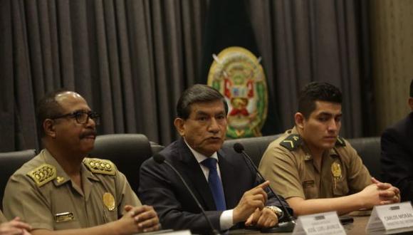 El ministro Morán estuvo presente en una conferencia de prensa junto al suboficial Elvis Miranda. (Foto: Anthony Nińo De Guzmán)
