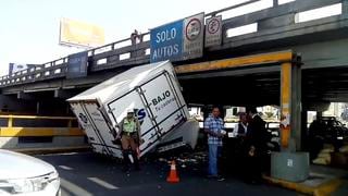 Camión choca con el Puente Pershing en la Av. Brasil y se parte a la mitad [VIDEO]