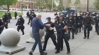 Suspenden a policía que ofreció trabajo a agresores que empujaron a anciano de 75 años en Nueva York