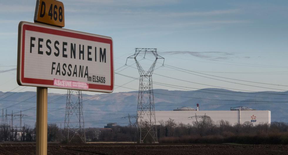 Una fotografía tomada el 6 de diciembre de 2019 muestra el letrero de la ciudad de Fessenheim cerca de la central nuclear de Fessenheim, en el este de Francia. (AFP)