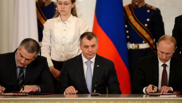 Vladimir Putin firma anexión de Crimea a Rusia. (AFP)
