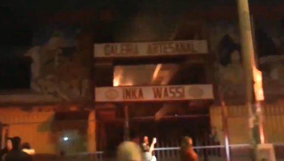 Se vieron afectadas las estructuras de la galería, mas no se registraron heridos. (Foto captura: Twitter/@carlos_challco)