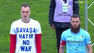 Futbolista de Turquía rechazó participación en mensaje contra la guerra Rusia-Ucrania [FOTO]