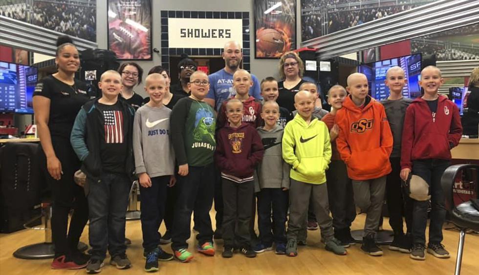 Los estudiantes de tercer grado de una escuela de Edmond se afeitaron n la cabeza para apoyar a un compañero de clase que sufre de alopecia. (Facebook / Susan Nelson)