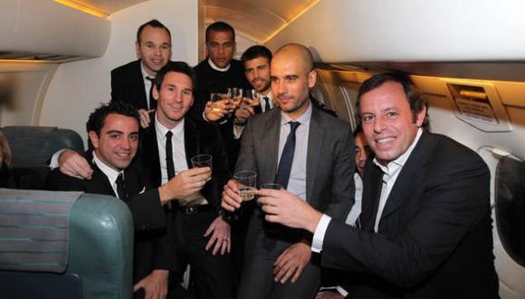 ¡QUÉ FELICIDAD! Messi y sus compañeros festejan en el avión que los trasladó a Barcelona. (Difusión)
