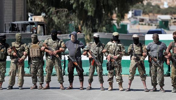 Los yihadistas de la exafiliada de Al Qaeda, Hayat Tahrir al-Sham, en imagen de setiembre de 2019. (Foto: AFP)