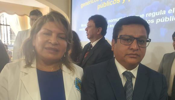 Presidenta de Aspefar con el ministro Vásquez. El titular de Salud no dejó en claro si hará o no hará las correcciones a la norma.
