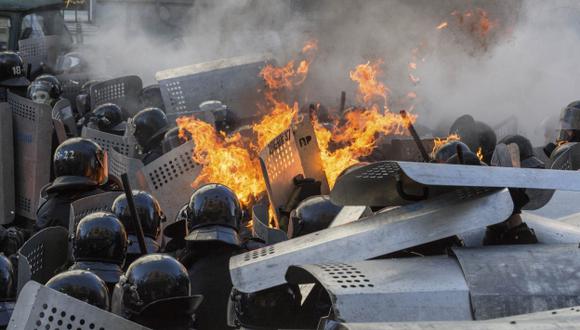 ESTALLIDO DE LA VIOLENCIA. Se usaron bombas incendiarias y petardos en los enfrentamientos. (Reuters)