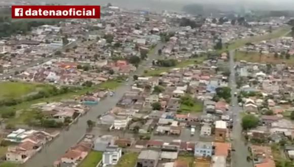 El deslizamiento de tierras en Paraná que interrumpió el tránsito por la vía en ambos sentidos arrastró para fuera de la pista a por lo menos 10 automóviles y 6 camiones. (Foto: Captura de YouTube @BrasilUrgente)