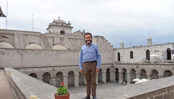 Mario Arce ha publicado el libro 'La República de las Letras en Arequipa'.
