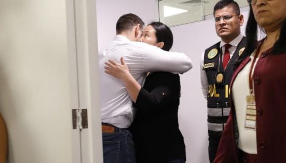 El abrazo entre Keiko Fujimori y Mark Vito luego de escuchar el fallo de prisión preventiva. (Piko Tamashiro)