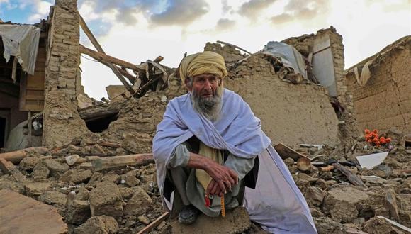 Una persona afectada por el terremoto espera ayuda en la aldea de Gayan, en la provincia de Paktia, Afganistán, el 23 de junio de 2022. (EFE/EPA/STRINGER).