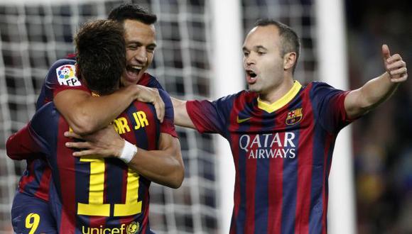 Alexis Sánchez abraza a Neymar tras anotar el gol ante el Espanyol. (Reuters)
