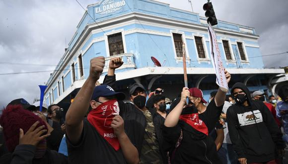 Cientos de guatemaltecos incendiaron parcialmente el edificio del Congreso en la víspera, en una protesta exigiendo la renuncia del presidente Alejandro Giammattei, luego de la aprobación de un presupuesto que ha provocado indignación en la empobrecida nación centroamericana. (Johan ORDONEZ / AFP)