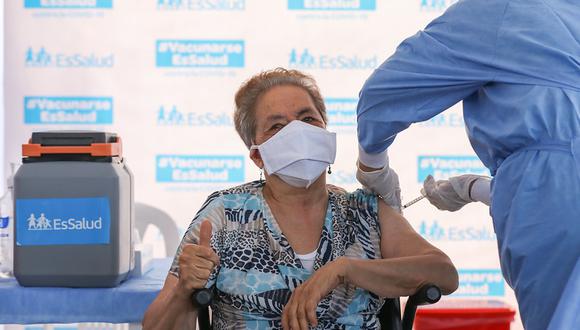 Oscar Ugarte dio detalles sobre la vacunación contra el COVID-19 a todos los adultos mayores del Perú (Foto: EsSalud)