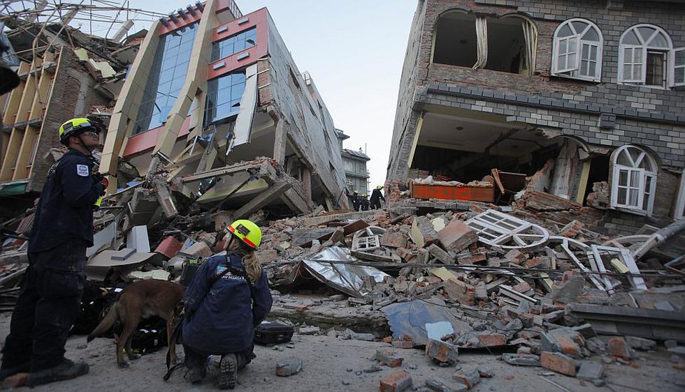 Terremoto en Nepal ya cobró 48 muertos en el país este martes. (AP)