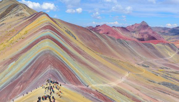 La Montaña de Siete Colores estaba ubicada dentro de la concesión minera RED BEDS 2, pero la empresa Minquest Perú renunció a la misma para facilitar la preservación del atractivo turístico.