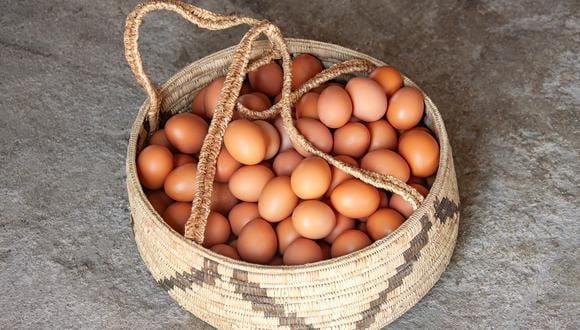 Los huevos de gallina son de esos alimentos que rara vez faltan en el hogar, pero con el tiempo han sido protagonistas de diversos mitos relacionados con su consumo.
