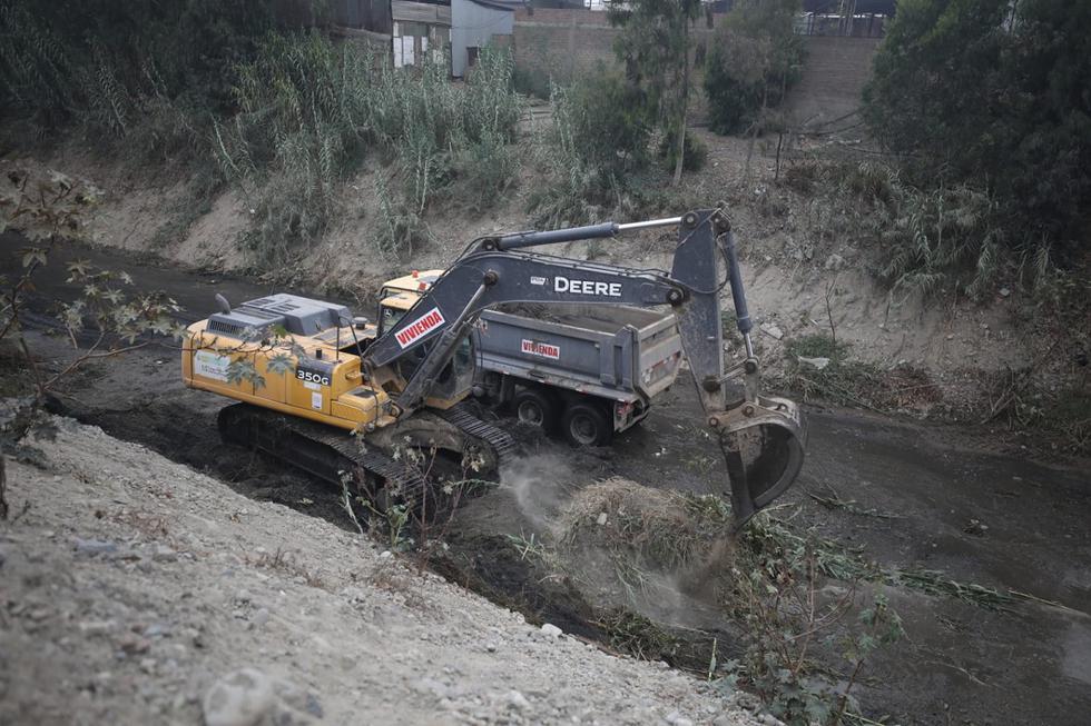 La ministra de Vivienda, Construcción y Saneamiento, Solangel Fernández, supervisó este martes los trabajos de limpieza y descolmatación en la quebrada del río Huaycoloro. (Foto: Britanie Arroyo / @photo.gec)