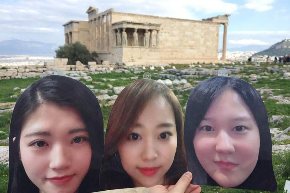 A una joven sucoreana no se le ocurrió mejor idea de imprimir las fotos de los rostros de sus mejores amigas que no pudieron acompañarla en su viaje por Europa. (Crédito: Travel Factory en Facebook)