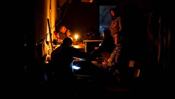 Los militares ucranianos descansan en un refugio subterráneo en la ciudad de primera línea de Bakhmut, en la región de Donetsk, en el este de Ucrania, el 31 de octubre de 2022, en medio de la invasión militar de Rusia en Ucrania. (Foto de Dimitar DILKOFF / AFP)