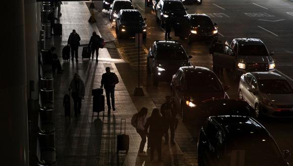 Decenas de automóviles esperan para recoger a los viajeros fuera de la terminal en el Aeropuerto Metropolitano del Condado de Wayne de Detroit, en medio de la pandemia de la enfermedad por coronavirus. (REUTERS / Emily Elconin).