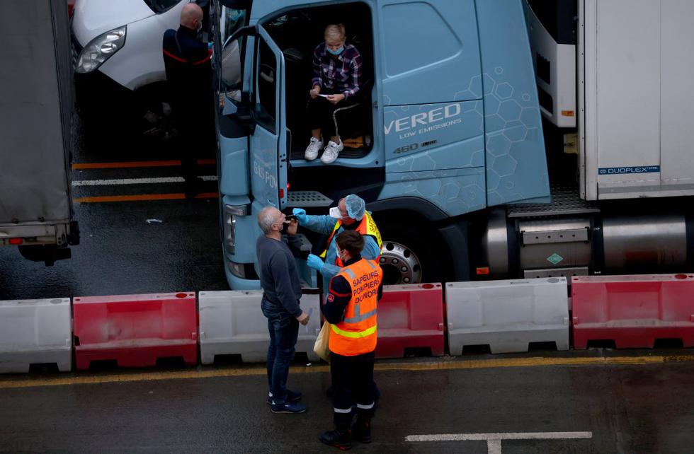 La embajadora francesa en el Reino Unido, Catherine Colonna, anunció que un equipo formado por 26 bomberos de Francia ha llegado a Dover con 10.000 pruebas de coronavirus para los transportistas que esperan cruzar el canal de la Mancha en las próximas horas. (Foto: REUTERS / Simon Dawson).
