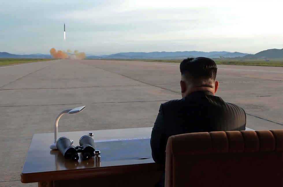 Kim Jong-un y la foto que demuestra su tranquilidad al ver despegar un misil. (AFP)