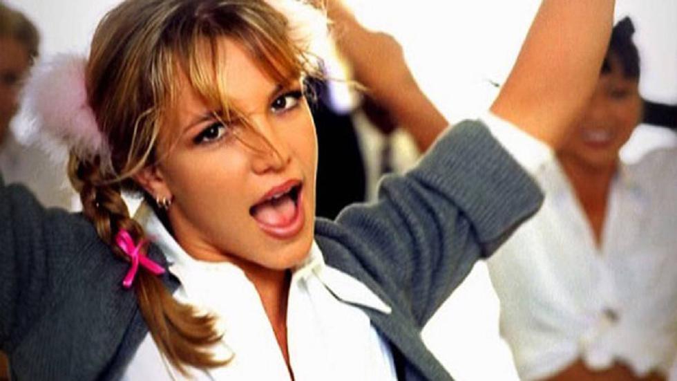 Baby One More Time vio la luz el 23 de octubre de 1998 de la mano de una juvenil Britney Spears.