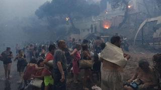 Estas son las impactantes imágenes de personas buscando refugio en el mar tras los incendios en Grecia