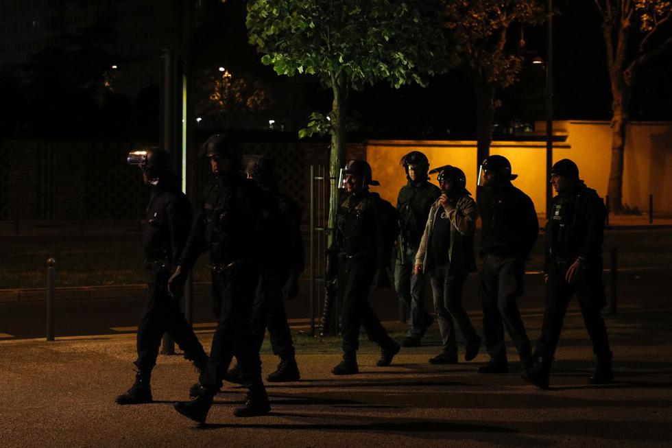 Policías vestidos de civil y policías antidisturbios del CRS caminan en Villeneuve-la-Garenne, en los suburbios del norte de París. (Foto: AFP/Geoffroy Van Der Hasselt)