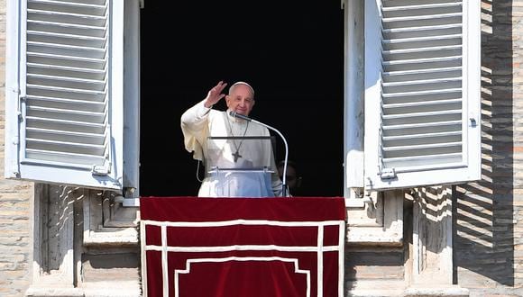 El Papa Francisco saluda desde la ventana del palacio apostólico en el Vaticano. (Foto de Tiziana FABI / AFP)