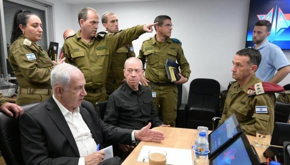 El primer ministro israelí Benjamin Netanyahu durante una reunión de evaluación de la situación en Tel Aviv, Israel, el 08 de octubre de 2023. (Foto: EFE/EPA/AMOS BEN-GERSHOM)