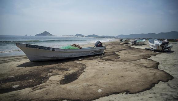 Fotografía que muestra un derrame de combustible hoy, en las playas de Salina Cruz (México). (Foto: EFE/ Luis Villalobos)