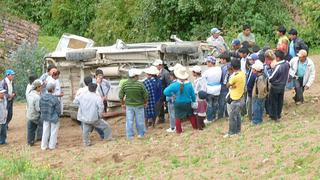 Ayacucho: Al menos 15 muertos por caída de combi a un abismo