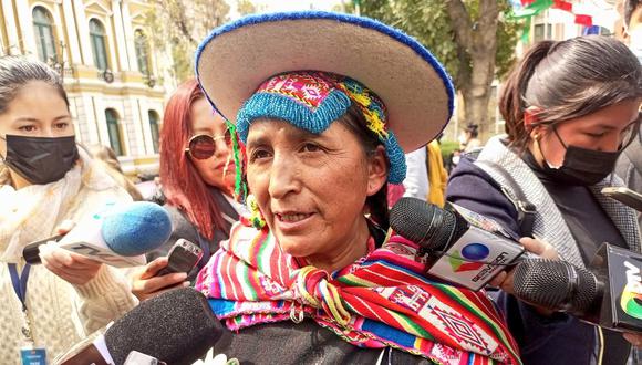 ENTRÓ POR LA VENTANA. Lidia Patty ya se sentó en el sillón del Consulado de Bolivia en Puno sin tener autorización para ello. (Foto: ABI)