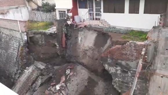 Arequipa: Lluvias activan torrentera y provocan derrumbe de muro que pone en riesgo de colapso a viviendas (Foto: Captura de pantalla EPA Noticias)