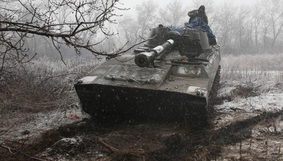 Artilleros de Ucrania mantienen posiciones en la región de Lugansk el 2 de marzo de 2022. (Anatolii Stepanov / AFP).