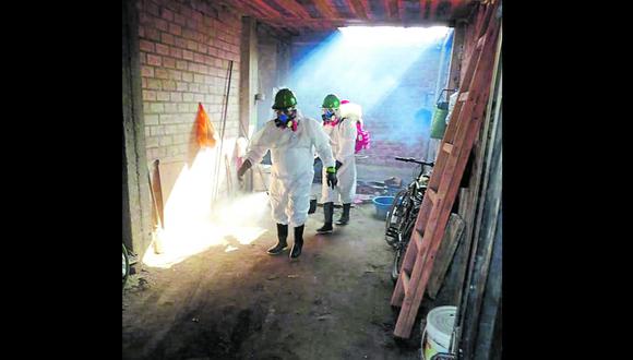La Dirección Regional de Salud de Ica inició la fumigación de casas y colegios.