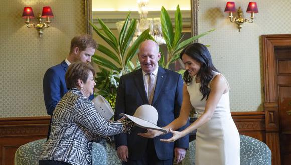 El gobernador general australiano, Sir Peter Cosgrove y su esposa Lady Cosgrove regalan un canguro de juguete y un par de botas pequeñas al Príncipe Harry y su esposa Meghan. (Foto: EFE)