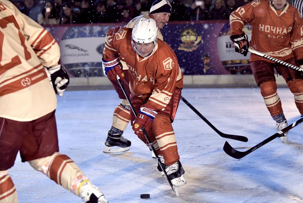 Vladimir Putin sorprende al mundo jugando un partido de hockey sobre hielo. (AFP)
