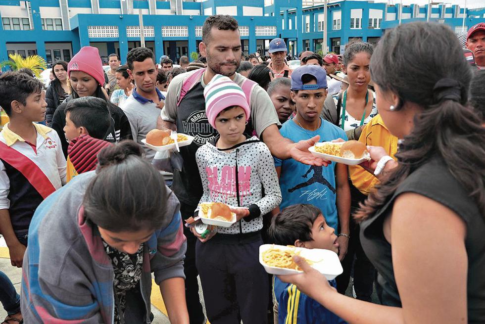 Solidaridad. Tumbesinos brindaron almuerzo a extranjeros.(EFE)
