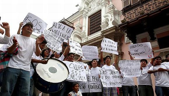 Manifestantes piden al Gobierno de Perú protestar en contra  de Maduro. (Alonso Chero/El Comercio)