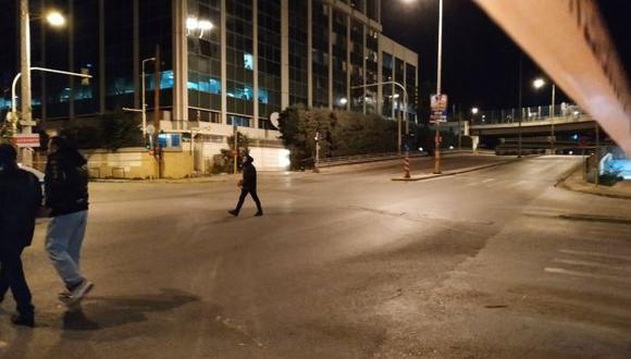 Fuentes policiales citadas por Skai dijeron que las cámaras de seguridad han podido captar como dos individuos se acercaron al lugar. (Foto: Skai.gr)