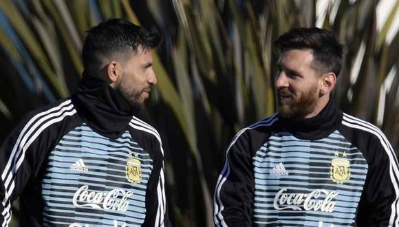 Lionel Messi hizo una broma a Sergio Agüero en la habitación de la concentración. (Foto: AFP)
