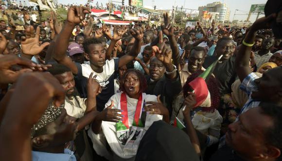 Manifestantes sudaneses exigieron hoy a los gobernantes militares del país el poder de inmediato a un gobierno civil que luego debería llevar al derrocado líder Omar Al-Bashir a la justicia. (Foto: AFP)