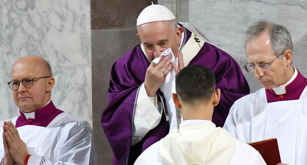 El Papa Francisco se limpia la nariz durante la misa del Miércoles de Ceniza que abre la Cuaresma católica y se conoce que está trabajando desde su casa. (AFP).